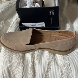 NEW Naturalizer Annie loafers, color- Porcelain